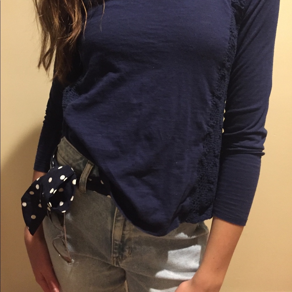 This is a 3/4 length navy blue blouse 🌊